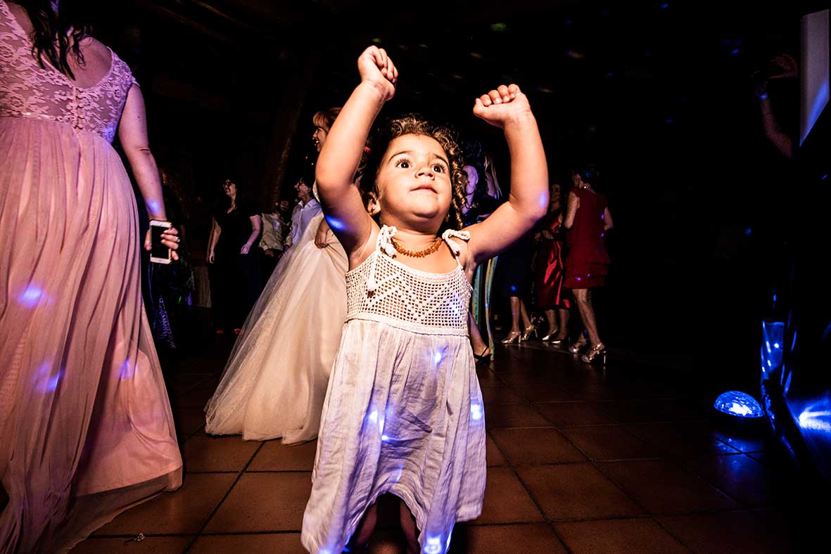 wedding photographer of mallorca dancing kid
