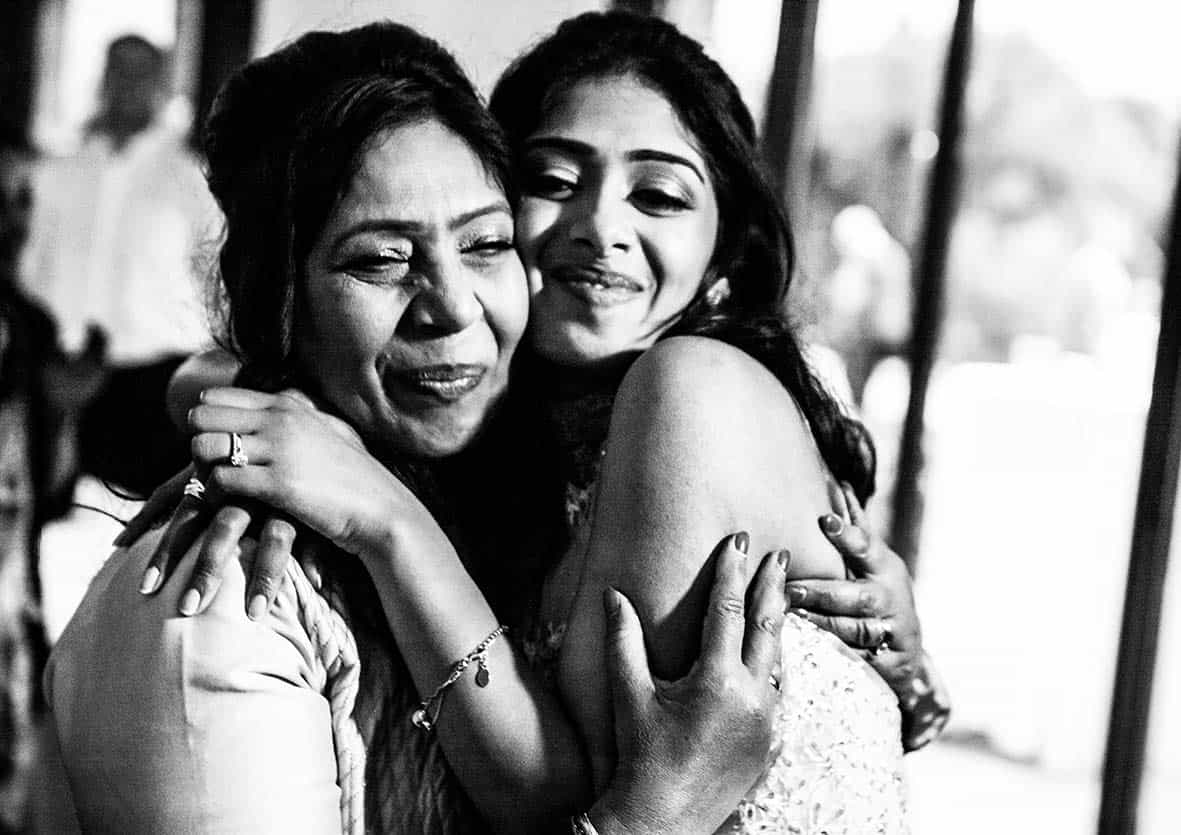 Novia abrazando con emoción a su madre durante una boda india en Mallorca, fotografía de Inma del Valle.
