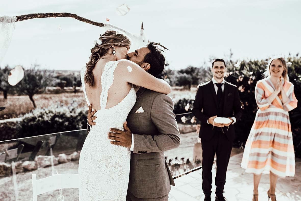 wedding photographers mallorca kiss 