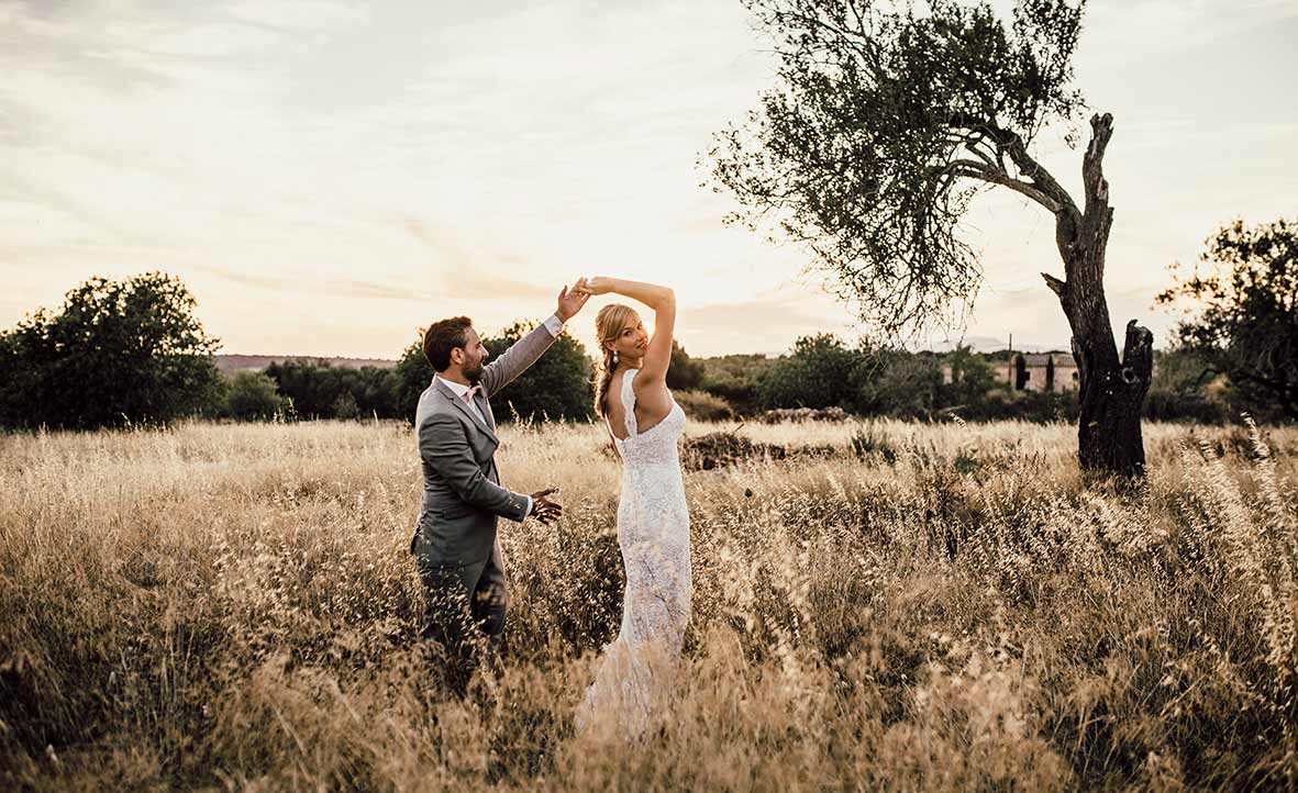 wedding photographers mallorca field dance