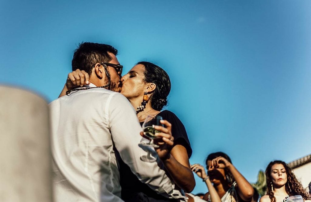 natural wedding photographer kiss