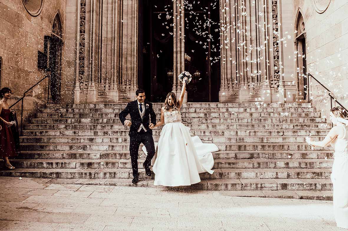 "ALT"equipo de fotógrafo en mallorca salida iglesia