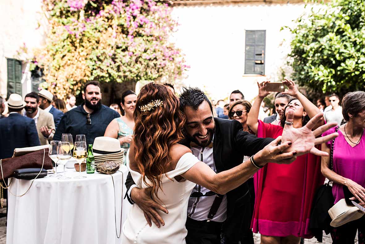 "ALT"wedding reportage in mallorca dancing friend