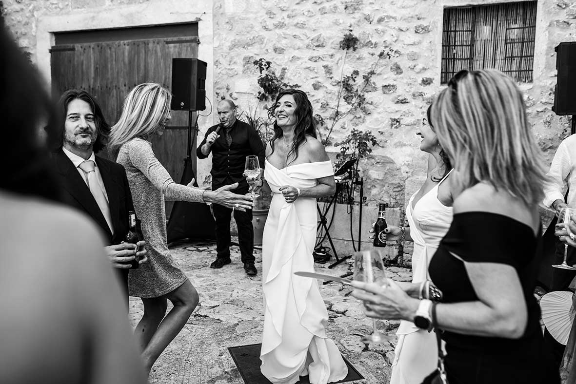 "ALT"wedding reportage in Mallorca fun