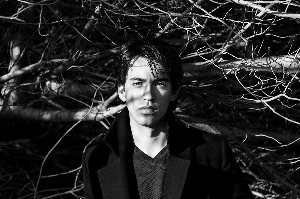 "ALT"editorial de moda masculina blanco y negro"