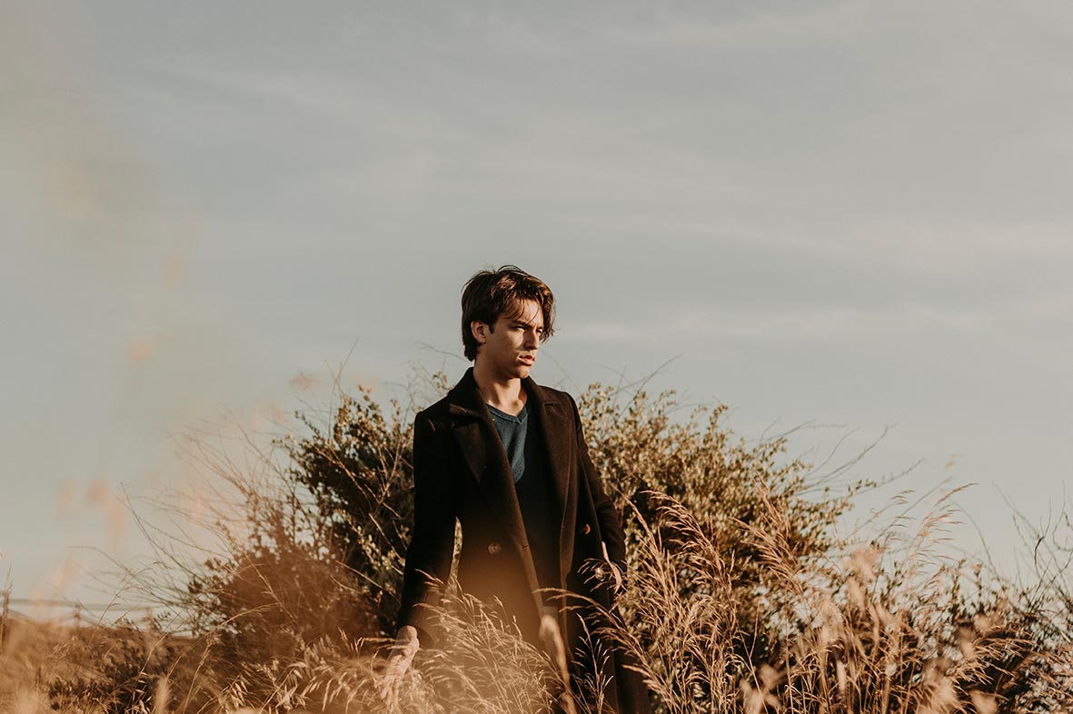 "ALT"editorial de moda masculina abajo"