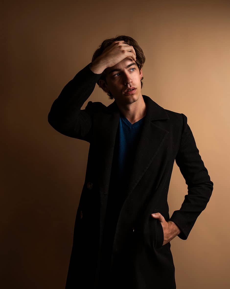 "ALT"editorial de moda masculina estudio abrigo"