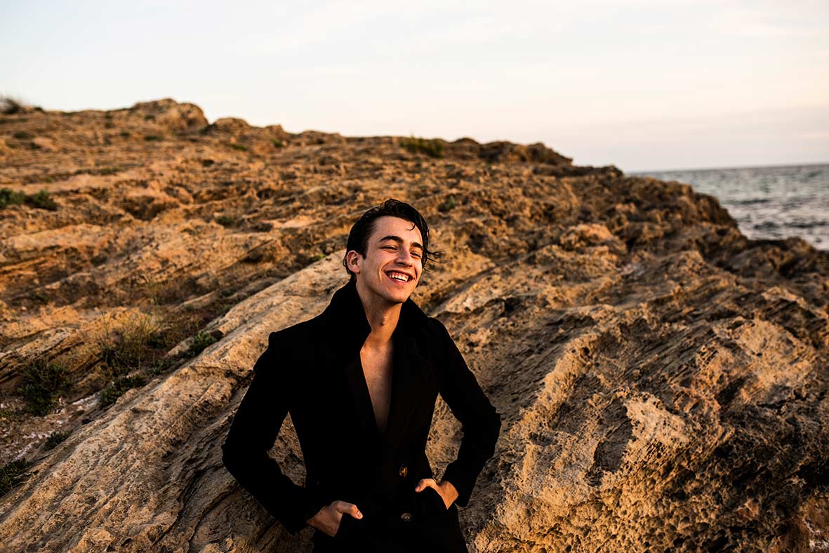 "ALT"editorial de moda masculina playa sonriendo"