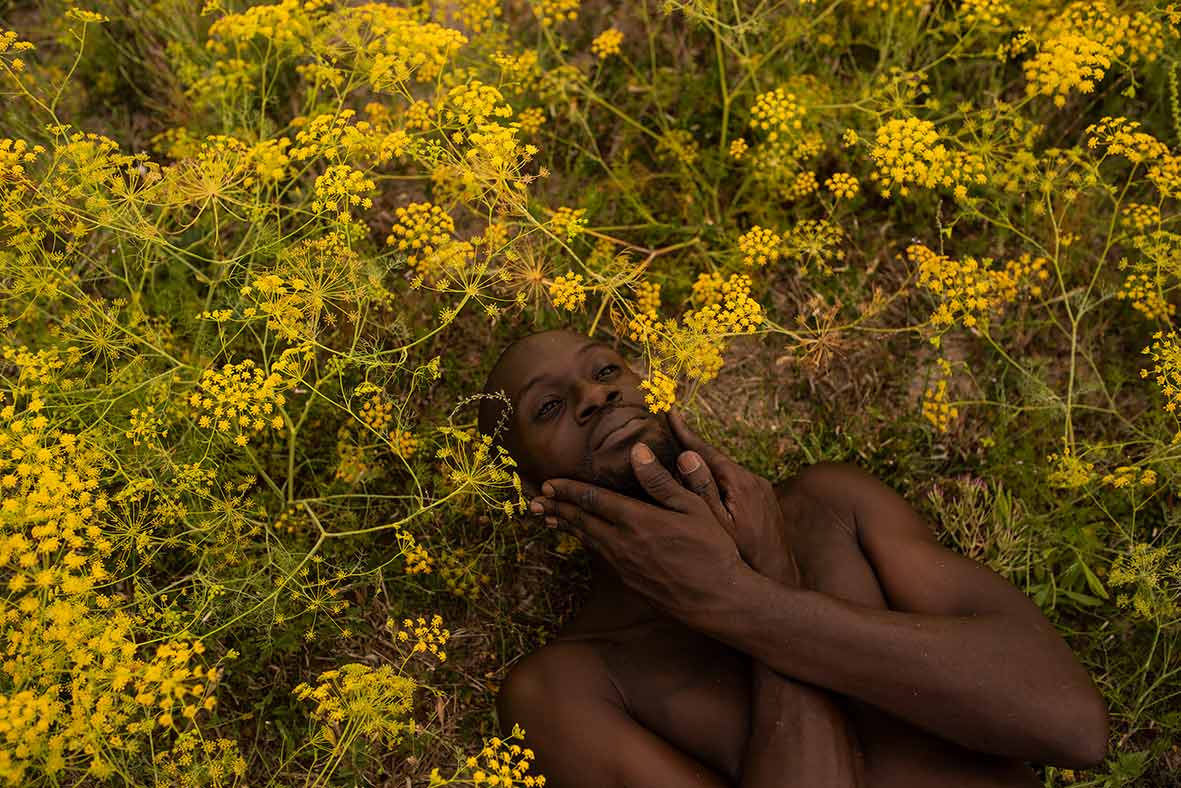 "ALT"editorial de hombre flores"