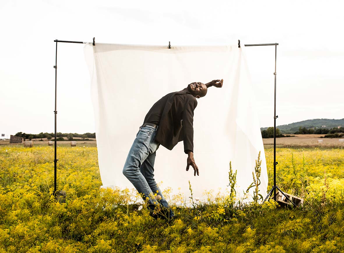 "ALT"editorial de hombre cortina"