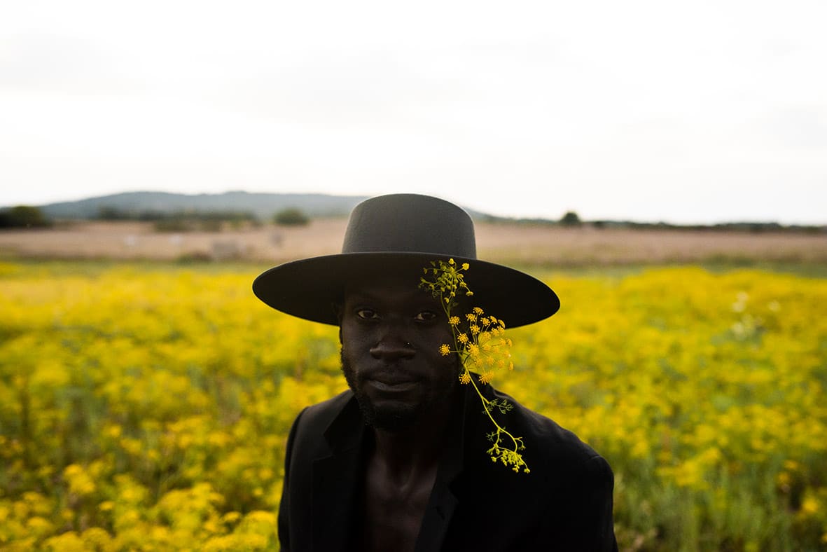 "ALT"editorial de hombre flores"