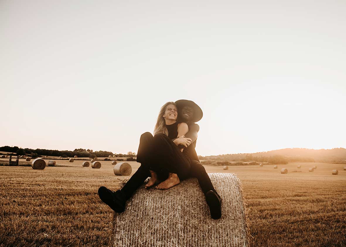 "ALT" couple's photo shoot hugging up"