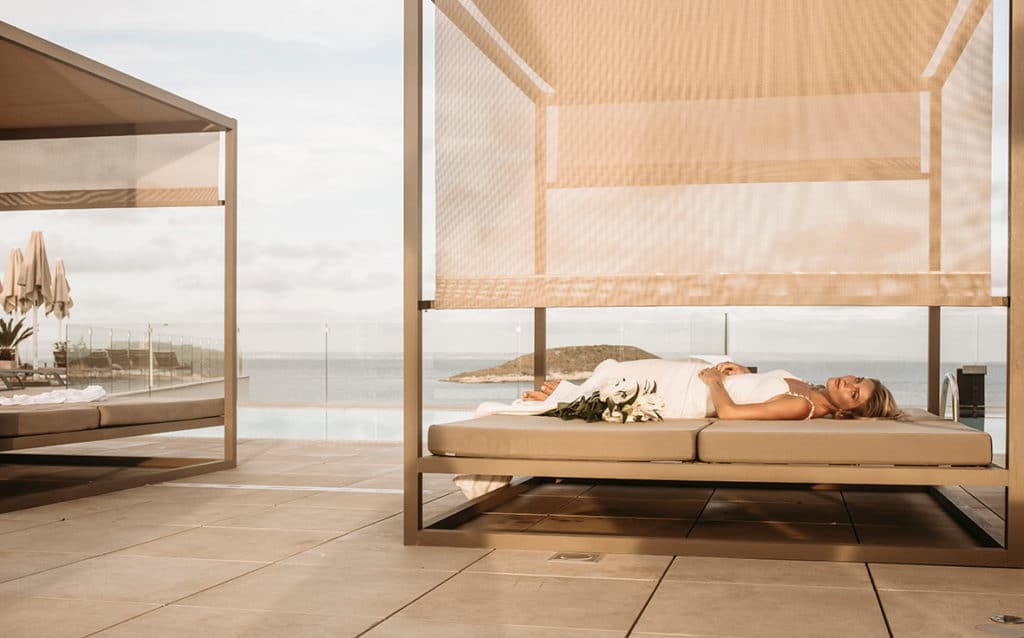"ALT""fotógrafo de hoteles melia cama balinesa"