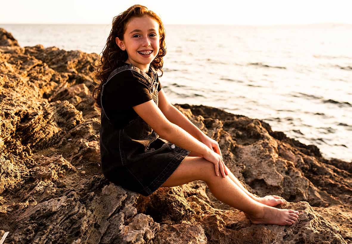"ALT"children's photographer in Mallorca on rocks"