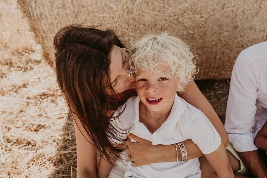 "ALT"sesión de fotos a niños en Mallorca beso a su hijo"
