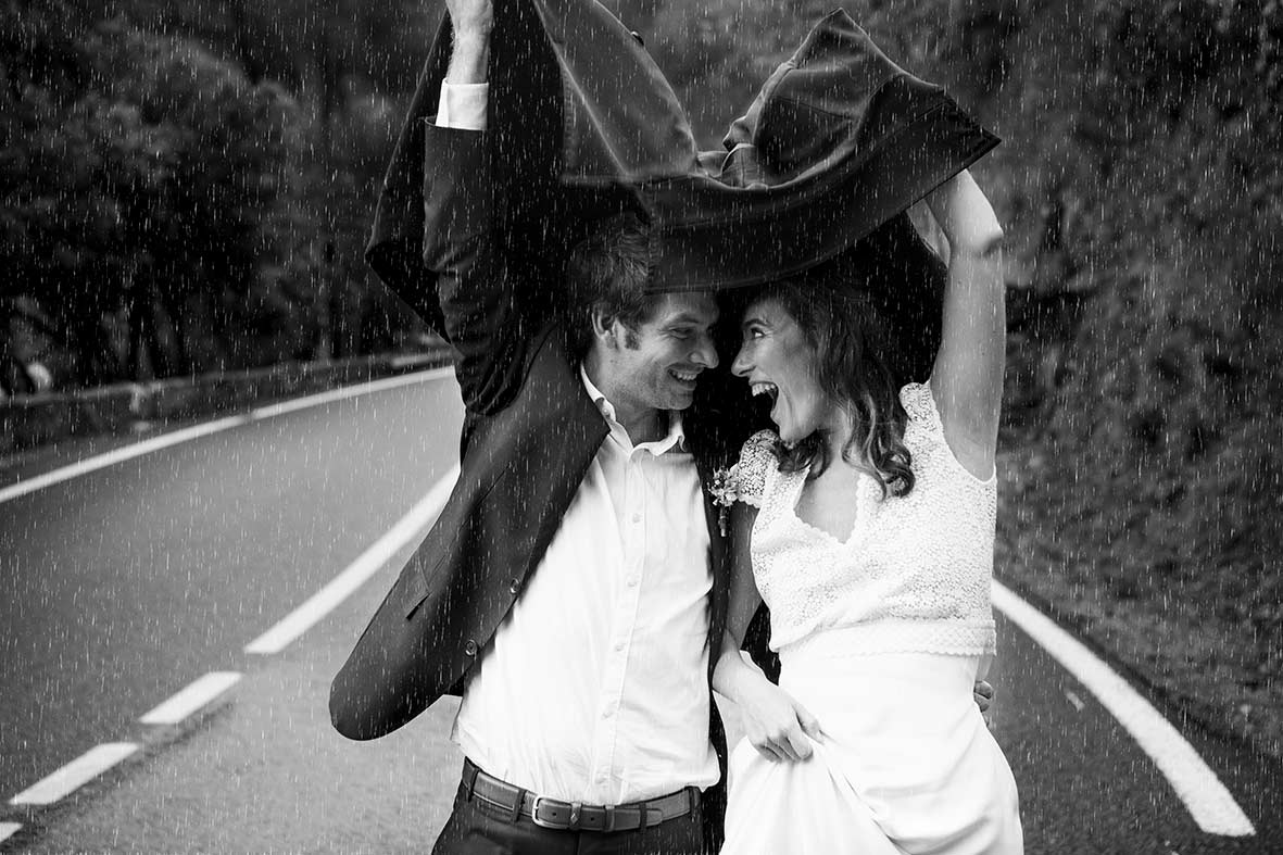 "ALT"fotógrafo de bodas mallorca 2021 felices bajo la lluvia"