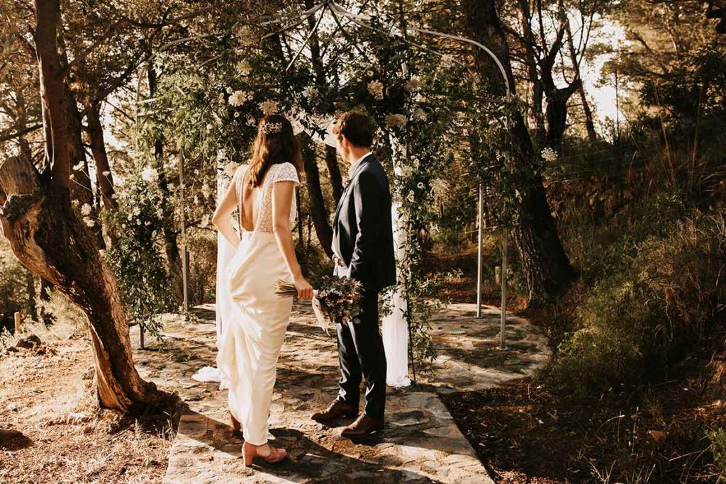 "ALT"fotógrafo de bodas mallorca 2021 pareja con la decoración"