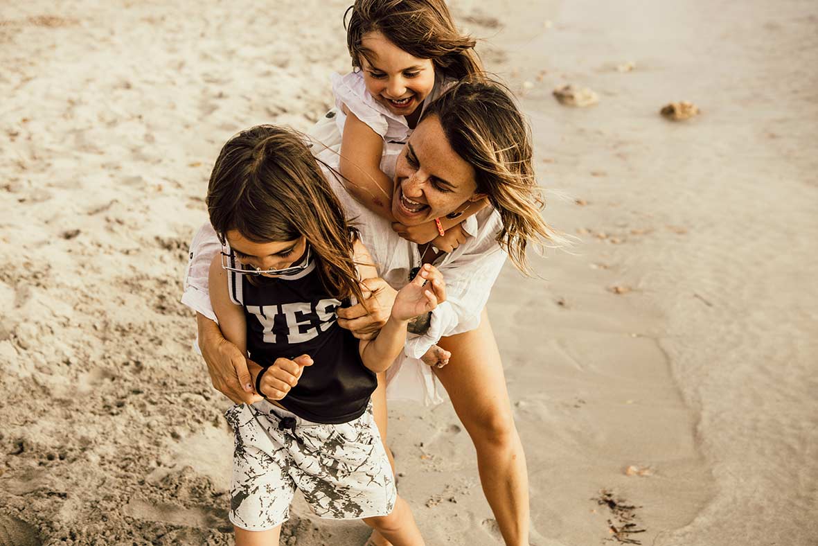 "ALT"sesión de fotos familiar en Mallorca jugando"