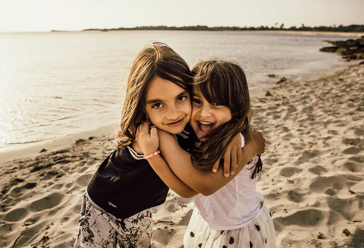 "ALT"sesión de fotos familiar en Mallorca hermanos abrazados"