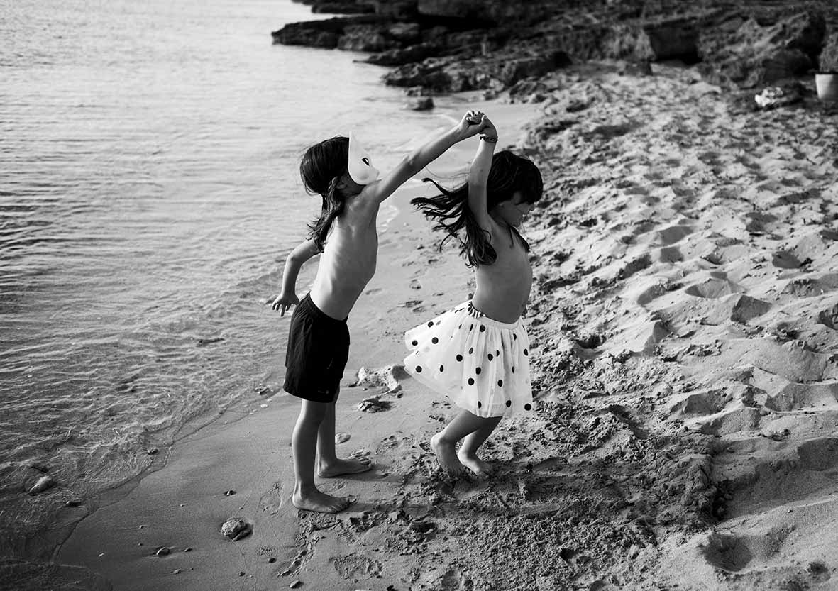 "ALT"sesión de fotos familiar en Mallorca baile de hermanos"