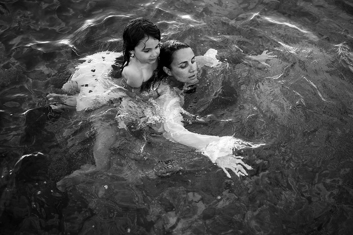 "ALT"sesión de fotos familiar en Mallorca nadando"