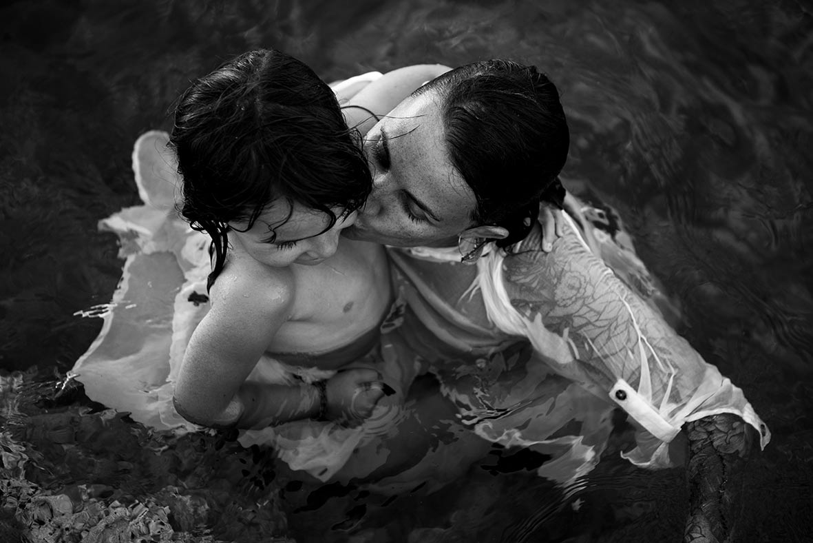 "ALT"sesión de fotos familiar en Mallorca beso en el mar"