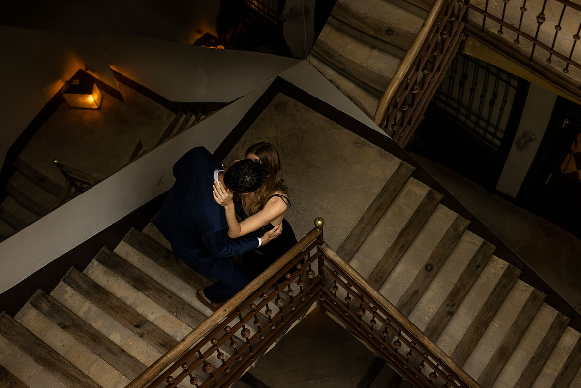 "ALT"elopement en mallorca beso en las escaleras"