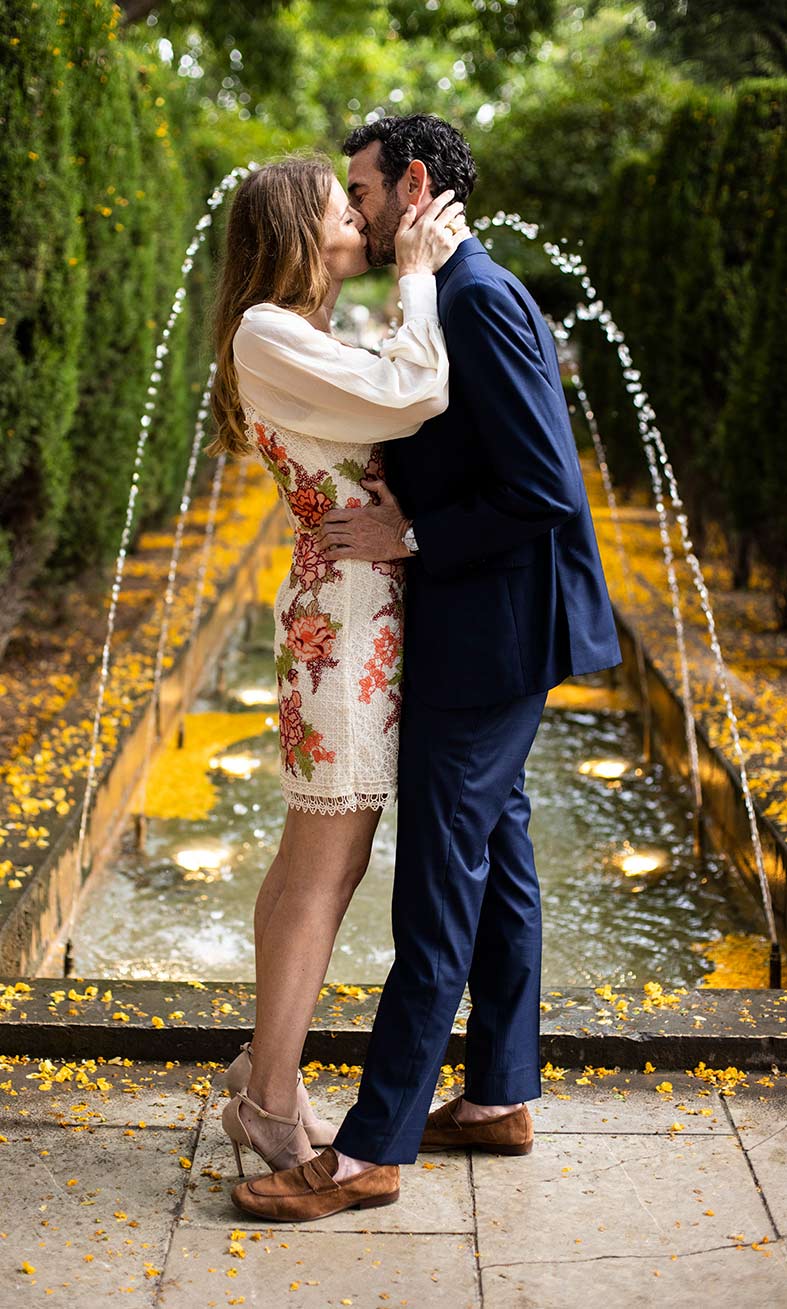 "ALT"elopement en mallorca beso en el jardín"