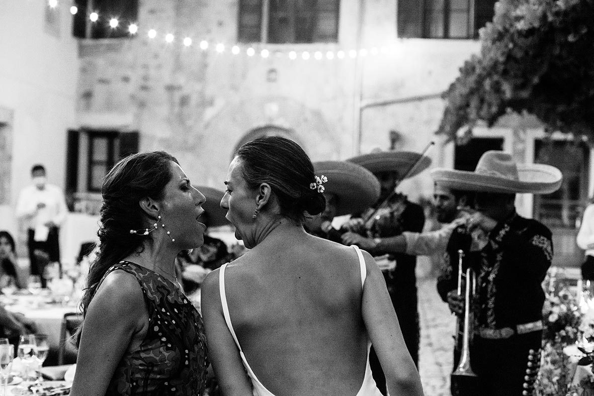 "ALT"boda mexicana en Mallorca bailando de espalda"