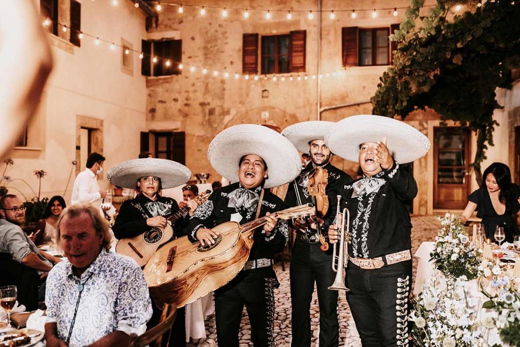"ALT"fotógrafo de bodas en méxico mariachis cantando"