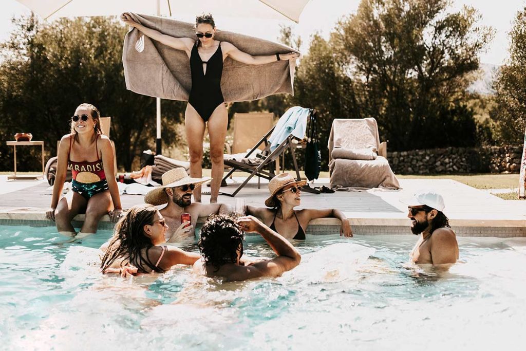 "ALT"fotógrafo de bodas en méxico amigos pool party diversion"
