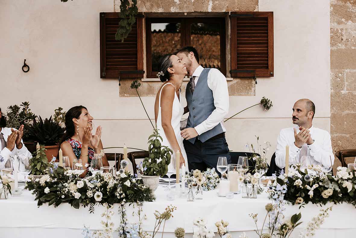 "ALT"fotógrafo de bodas en méxico novios en banquete"