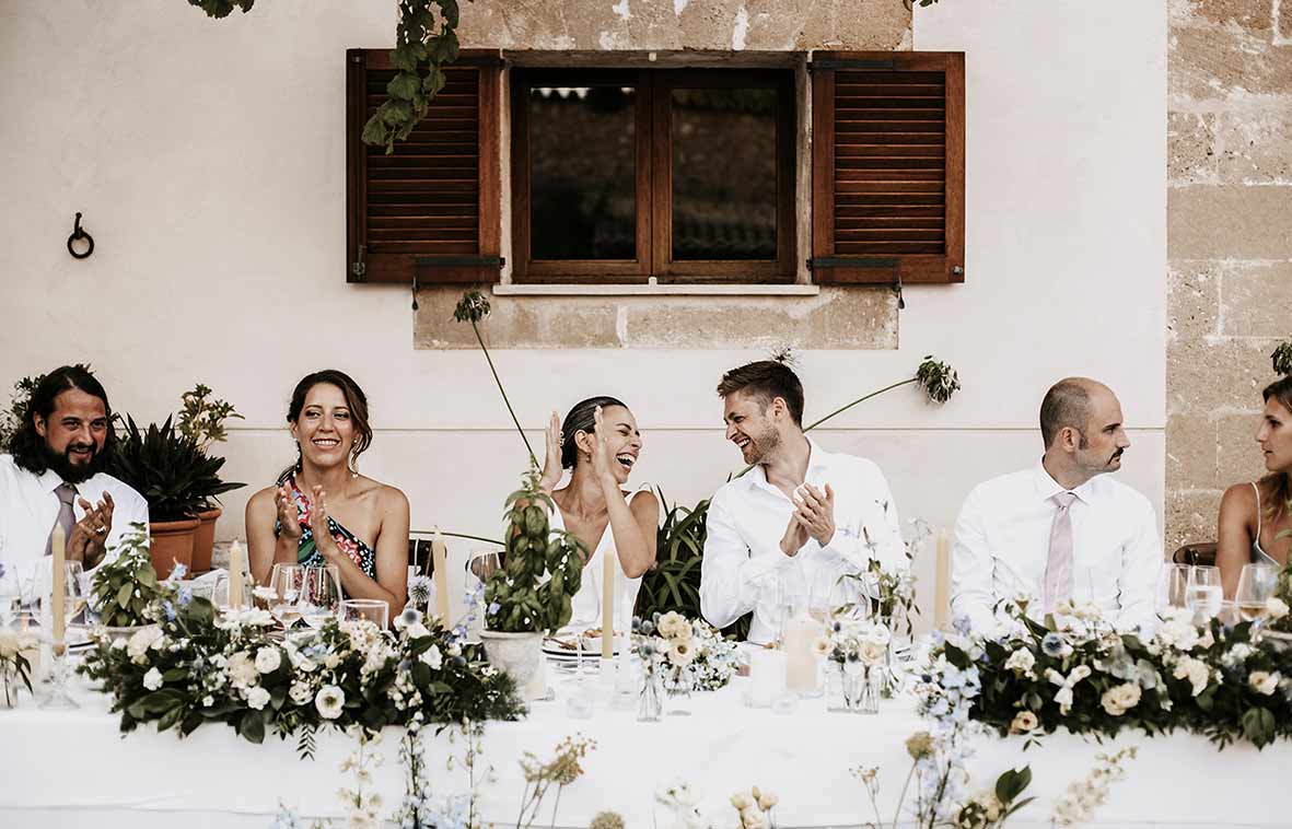 "ALT"fotógrafo de bodas en méxico miradas en el banquete"