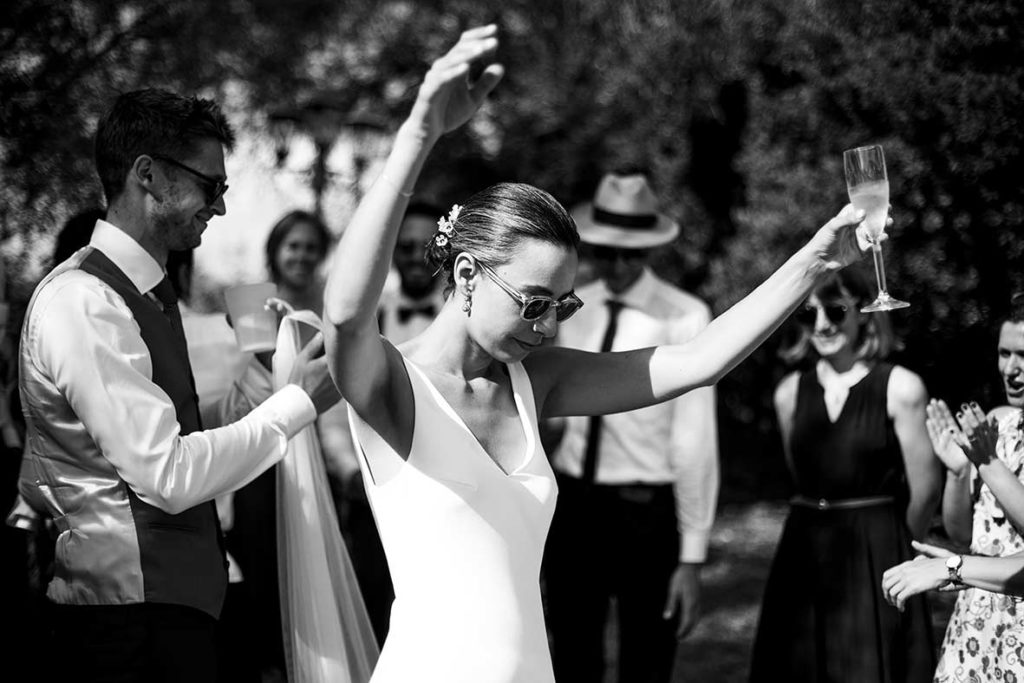 "ALT"fotógrafo de bodas en méxico coctel novia bailando"