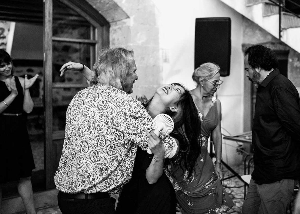 "ALT"fotógrafo de bodas en méxico invitada bailando"