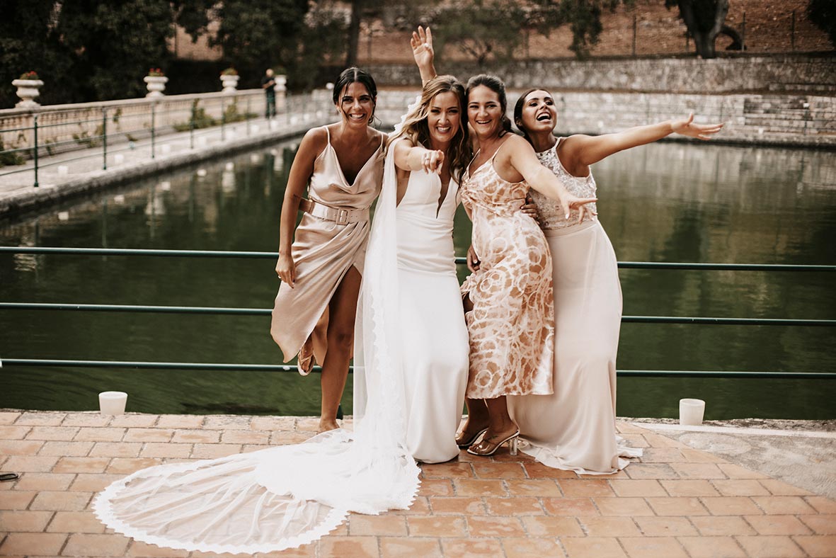"ALT"fotógrafo de boda finca comassema novia con sus amigas"