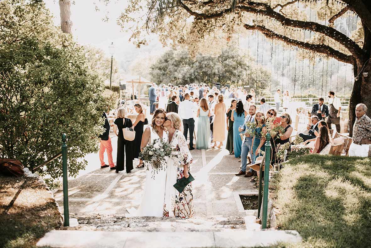 "ALT"fotógrafo de boda finca comassema novia y madre en el cóctel"