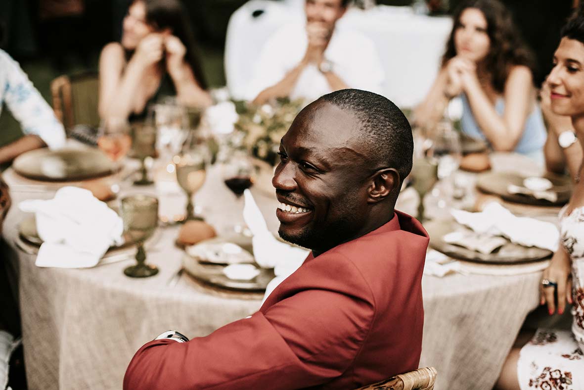 "ALT"fotógrafo de boda finca comassema invitado feliz"