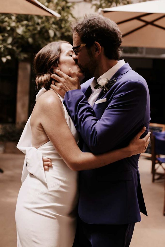"ALT"fotógrafo de elopement en Mallorca beso enamorados"