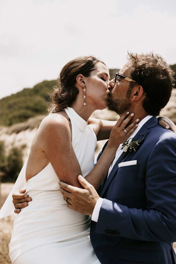 "ALT"fotógrafo de elopement en Mallorca beso pasional"