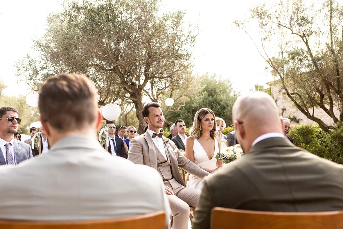 "Alt"fotógrafo de bodas en España pareja sentada ceremonia"