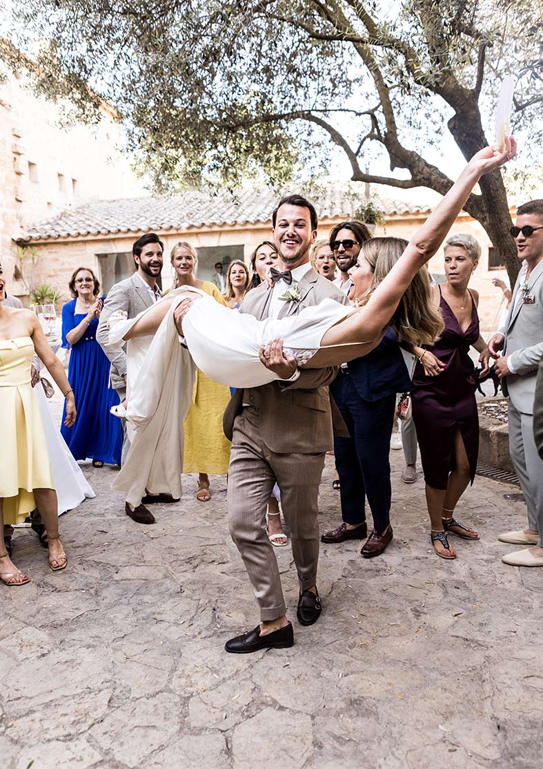 "Alt"fotógrafo de bodas en España en brazos"