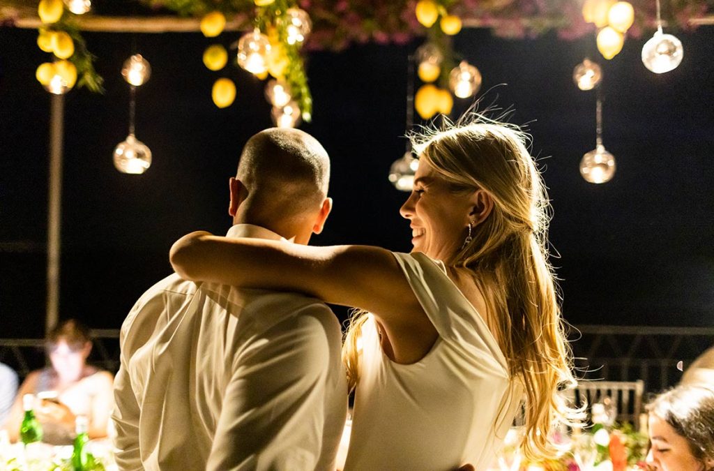 "ALT"fotógrafo de boda en Amalfi mirada de amor"