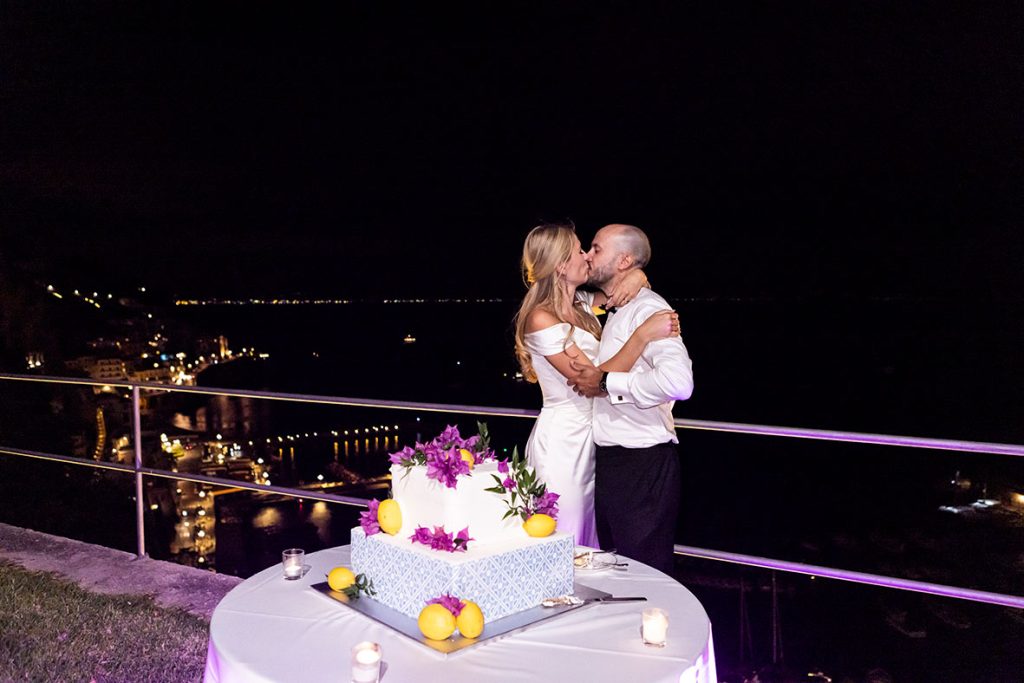"ALT"fotógrafo de boda en Amalfi beso corte de tarta"