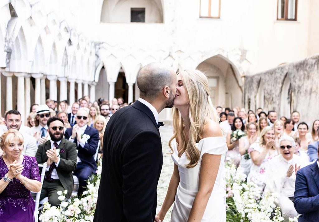 "ALT"fotógrafo de boda en Amalfi besándose altar"