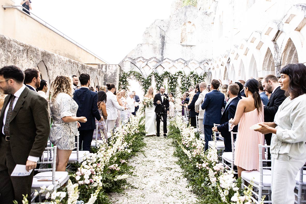 "ALT"fotógrafo de boda en Amalfi saliendo ceremonia"