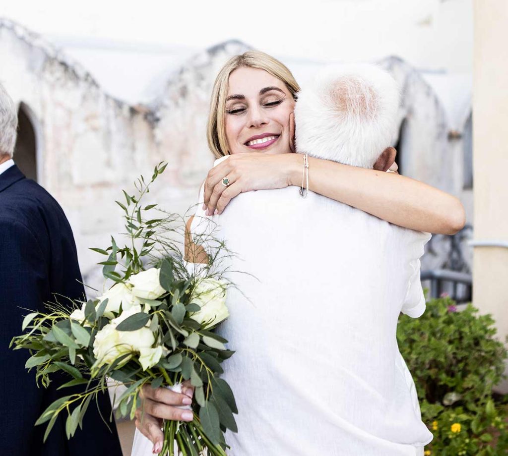 "ALT"fotógrafo de boda en Amalfi abrazo familiar"