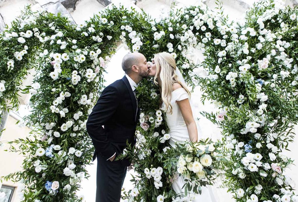 "ALT"fotógrafo de boda en Amalfi beso entre arcos"