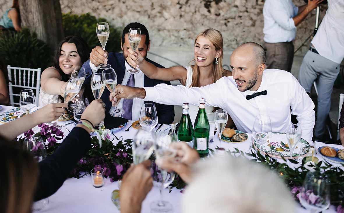 "ALT"fotógrafo de boda en Amalfi brindis"