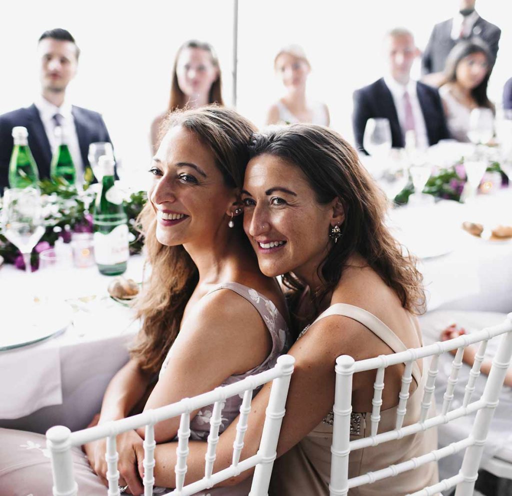 "ALT"fotógrafo de boda en Amalfi pareja amigas"